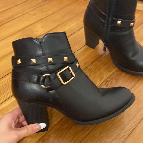 High heel boots with gold accents - Picture 2 of 4